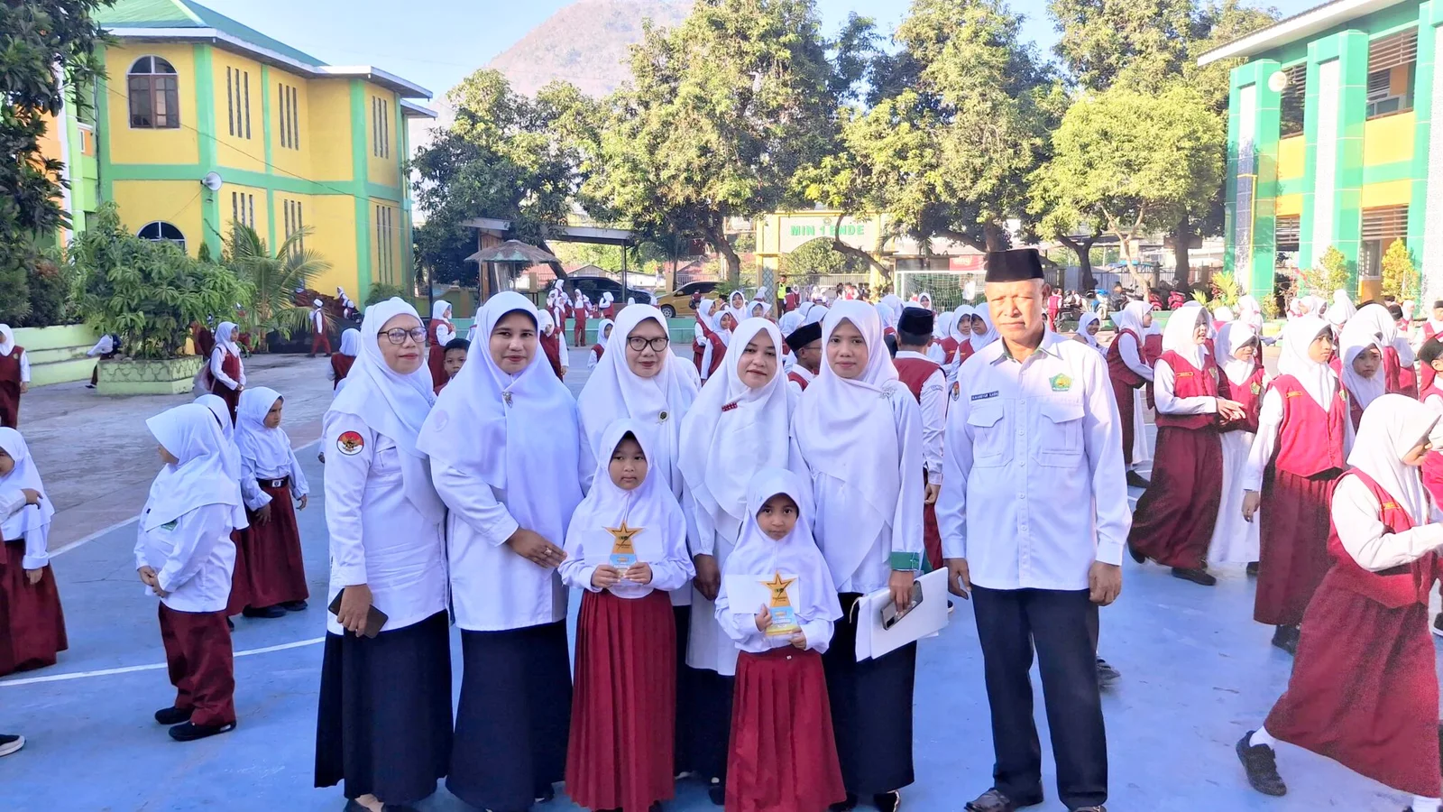 30 Siswa Berkreasi pada Lomba Mewarnai Pegadaian, MIN 1 Ende Raih Juara