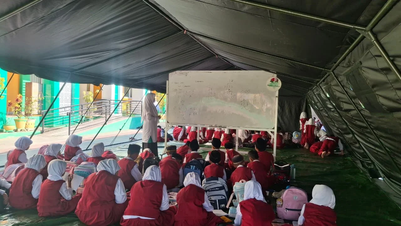 Gedung Terdampak Gempa, MIN 1 Ende Alihkan Pembelajaran ke Tenda Darurat