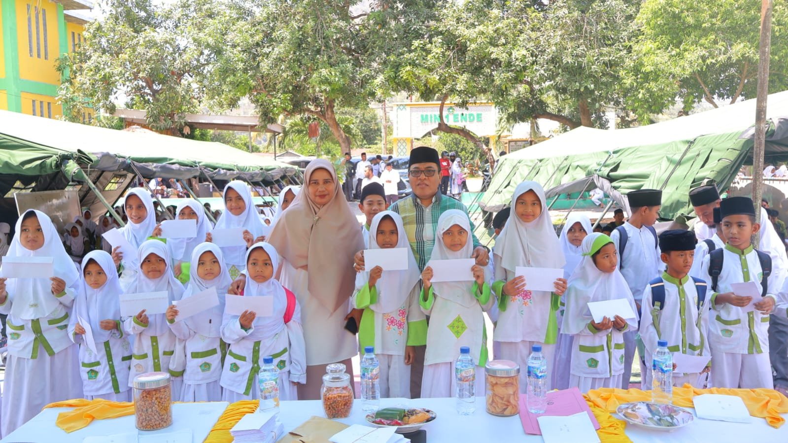 Kepedulian Pascagempa, Kabid Pendis Kemenag NTT Serahkan Santunan untuk Siswa Madrasah