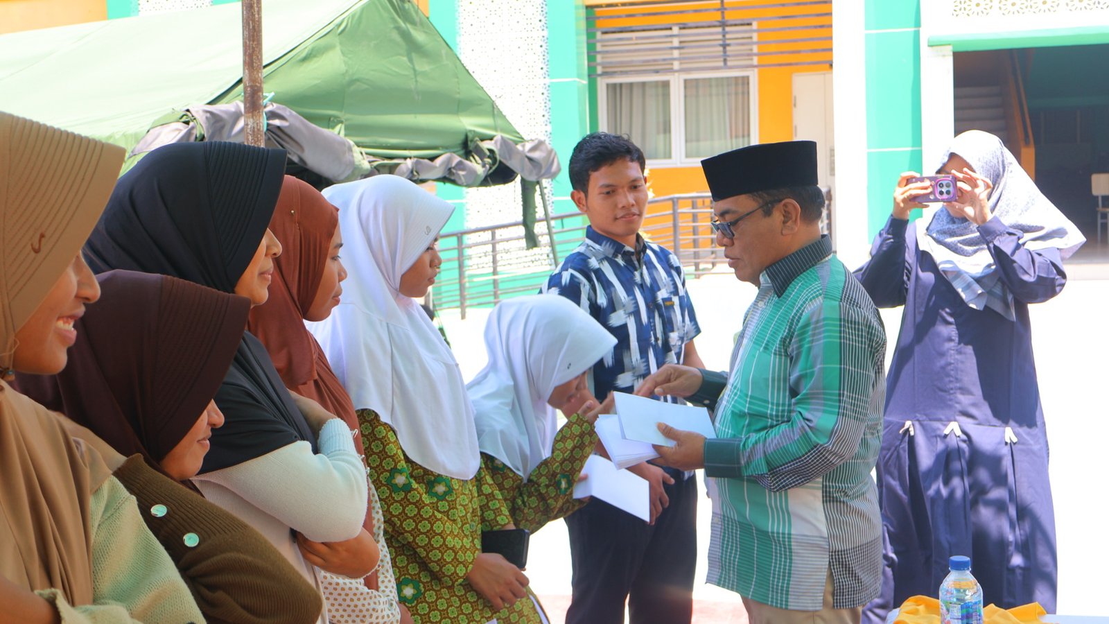 Santunan Kepada Siswa Siswi Madrasah Ende oleh Kabid Pendis Kanwil Kemenag NTT